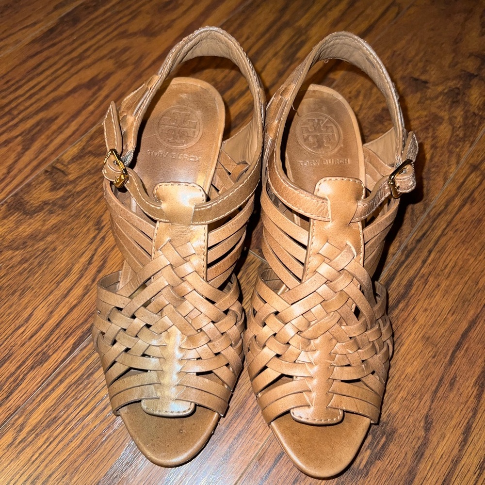 Tory Burch sz 7 beige leather woven heels 
Good used condition